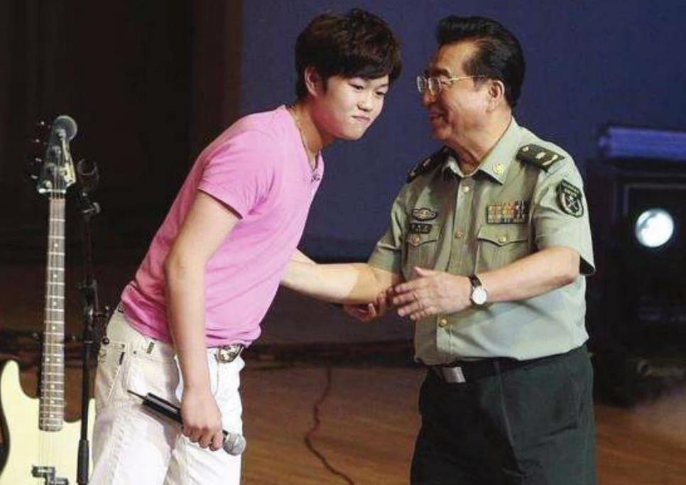 李双江与儿子李贺关系,李贺评价李天一