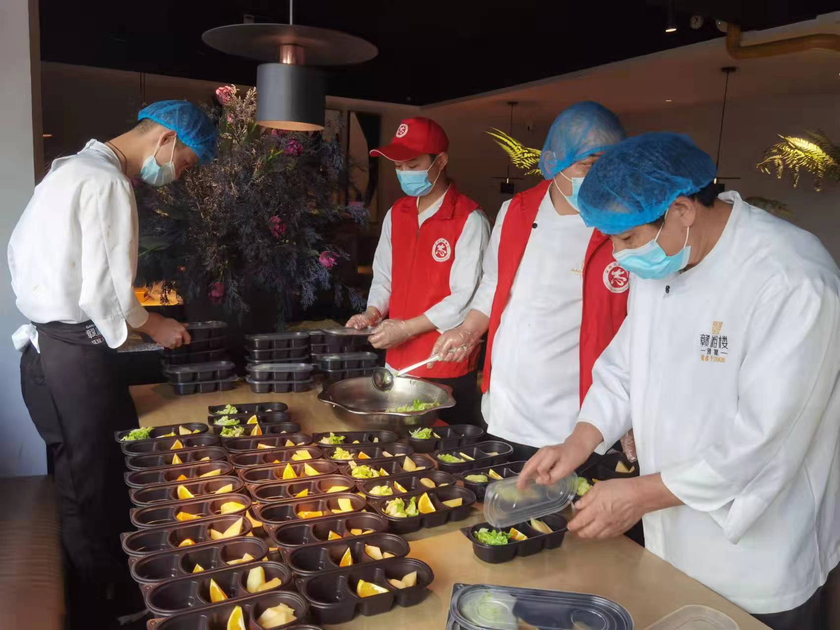 抗击疫情爱心企业免费送餐,爱心企业为防疫人员送饭