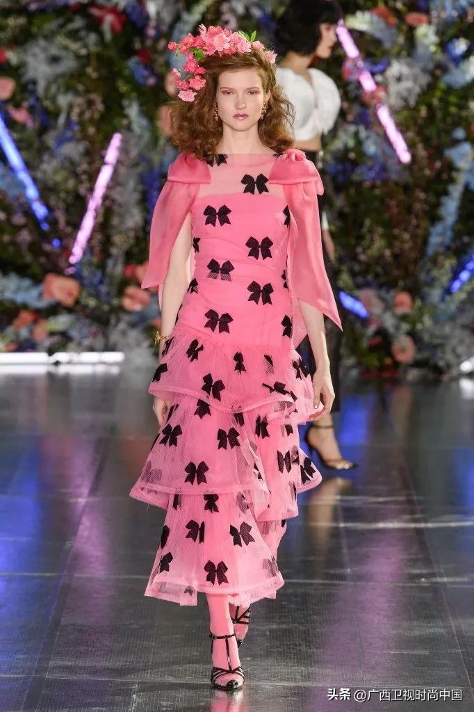 超大纱蝴蝶结怎么搭配,两个小蝴蝶结怎么搭配甜美