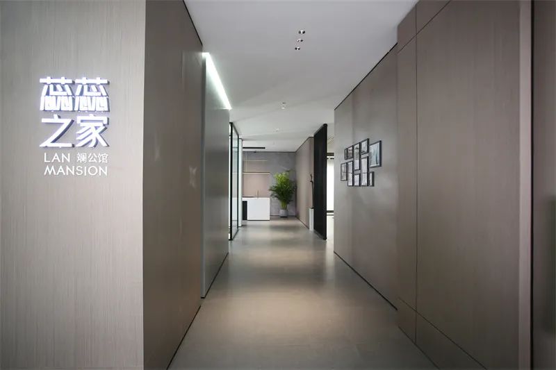 冠军的父母看到孩子夺冠,冠军的家庭