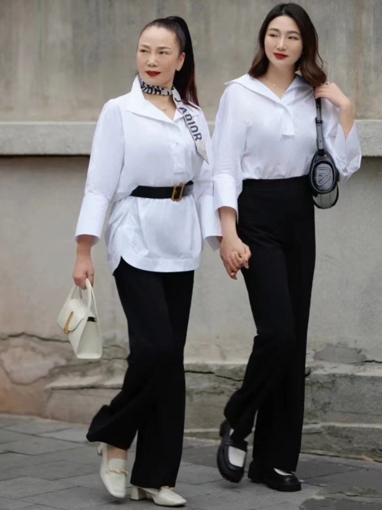 已婚妈妈这样穿减龄又时尚,神仙母女早秋装扮妈妈优雅时髦
