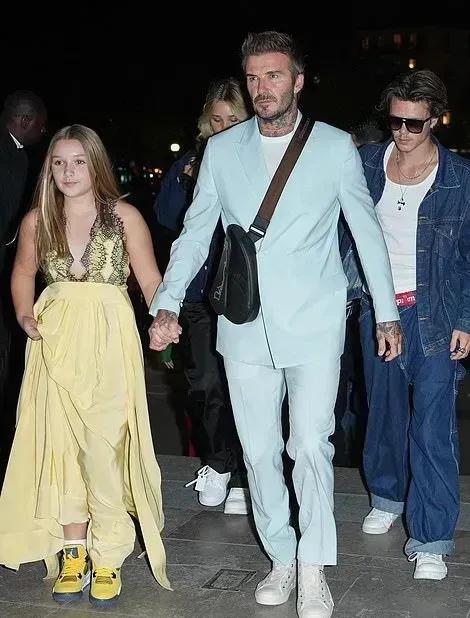 超模穿深v,贝克汉姆女儿穿搭