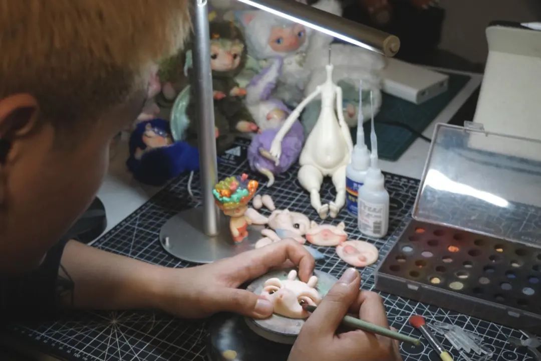 他们靠幻想挣钱，有人排一年队等它，有人花好几万抢拍