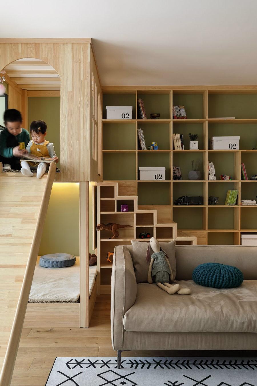 有娃家庭的客厅怎么布置?学她这样装太有趣,生二胎三胎都很实用