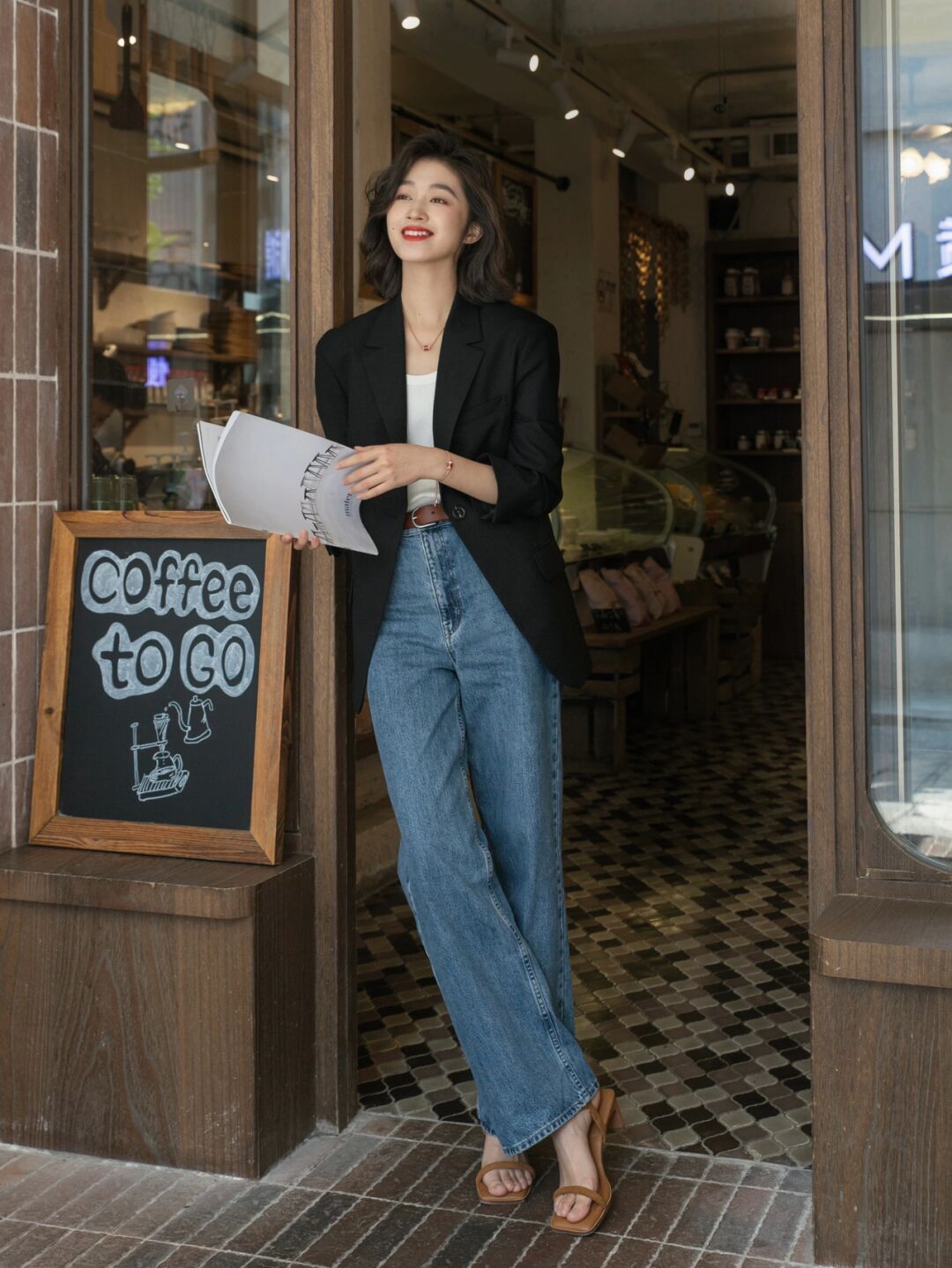 宽松牛仔裤搭配什么上衣春天,春天穿牛仔裤搭配什么衣服才好看