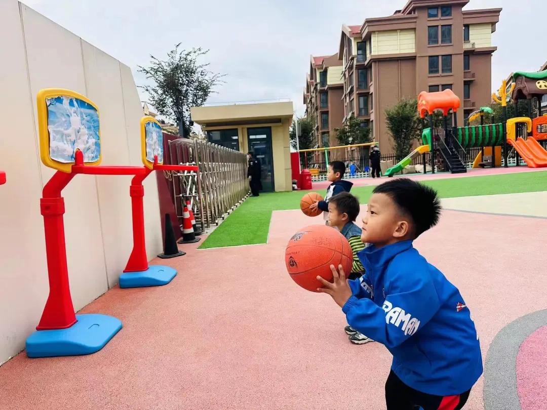 “篮”色梦想“球”悦童心—李沧区苍山路幼儿园中二班级特色活动