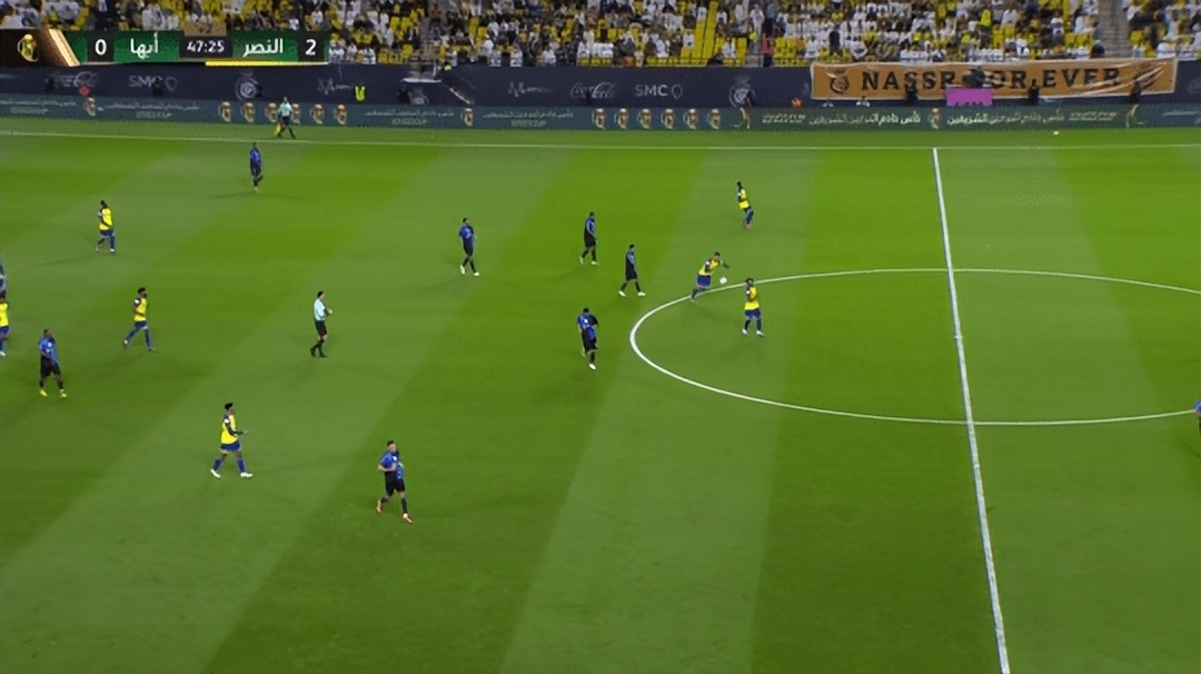 c罗头破血流对手被罚下场,c罗被裁判针对大叫