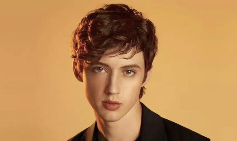 胡茬红唇，救命，代言化妆品的男明星太吓人了