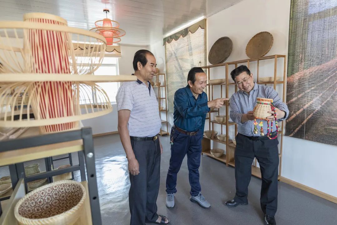 华坪县残疾人竹编厂李兴君,李兴君竹编手艺