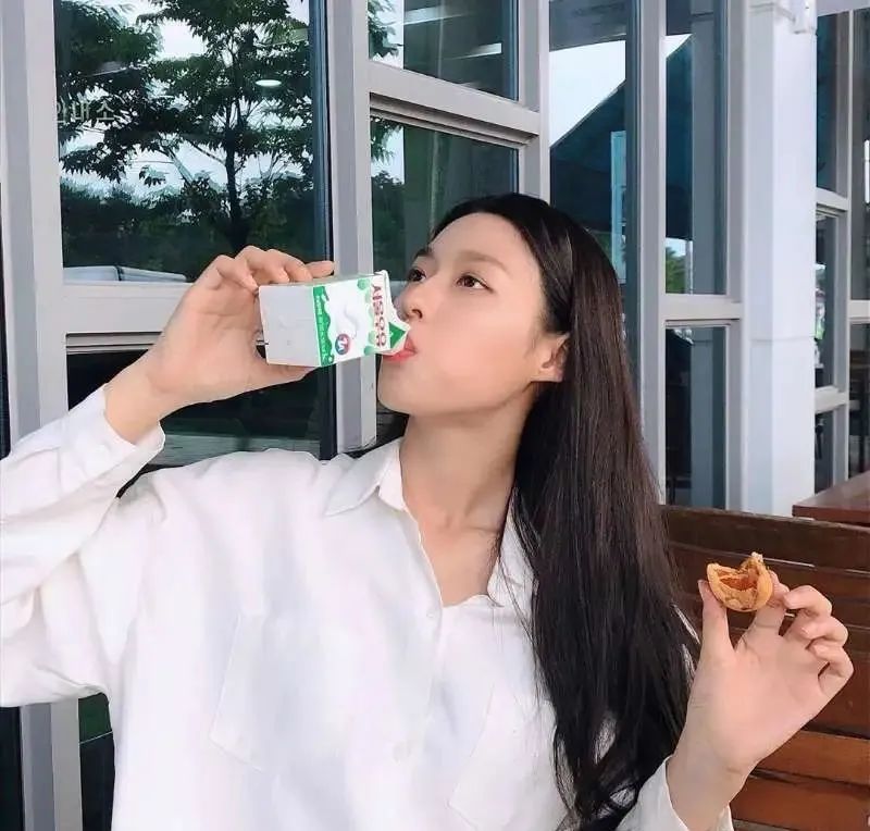 被网友称为“韩国最强肉体”身材演技在线的金雪炫还热衷慈善事业