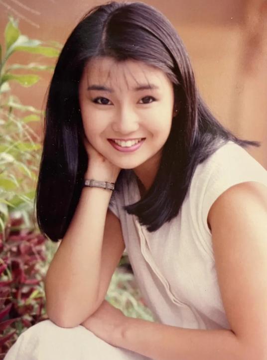 事实证明，独居贫民区、不婚无子的张曼玉，已经走上了另一条大路