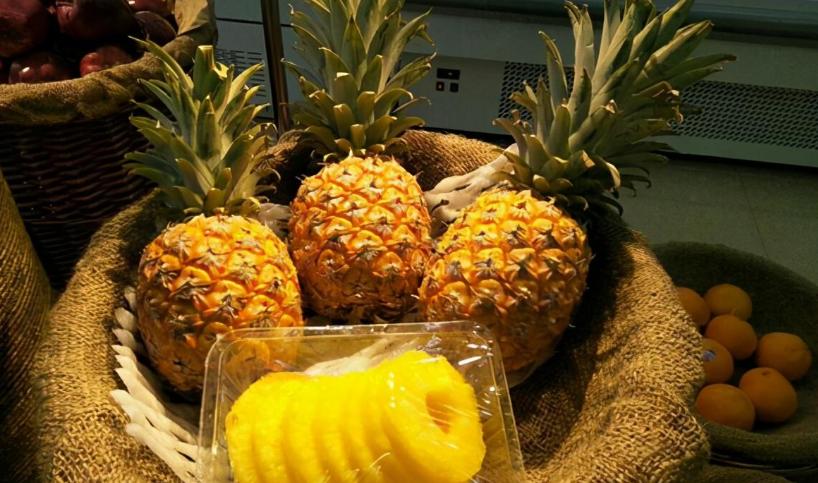 挑菠萝是叶子大好还是叶子小好,买的菠萝是留叶好还是不留叶好