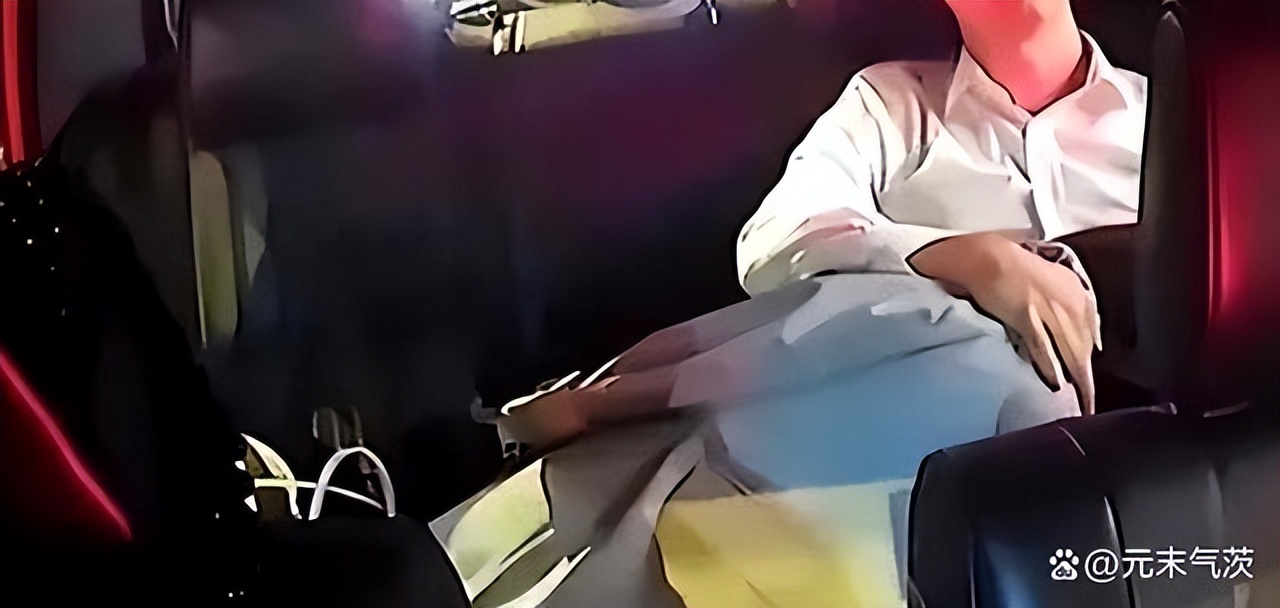 情侣在网约车上演爱爱，坐垫上满是水渍，网友直呼辣眼睛！