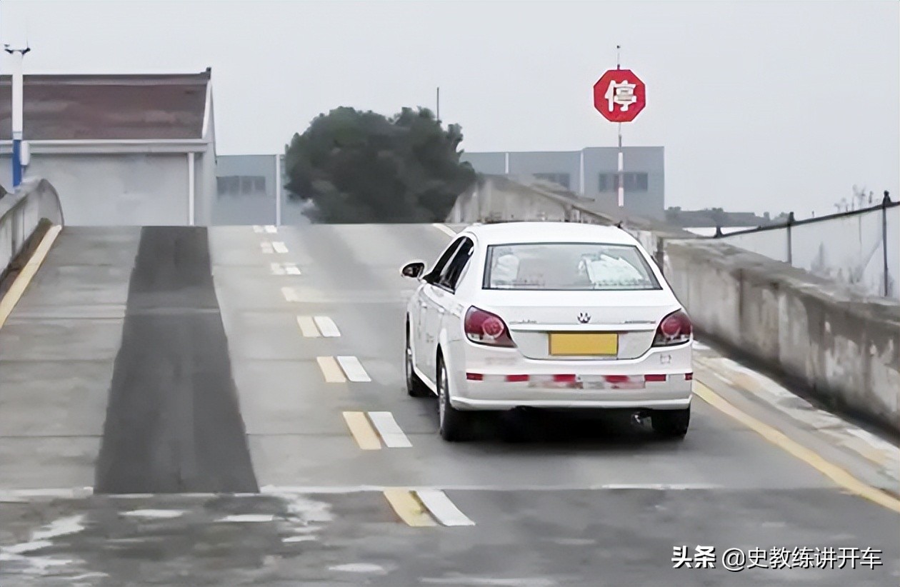 手动挡坡道起步的正确方法,手动挡车坡道起步教学视频