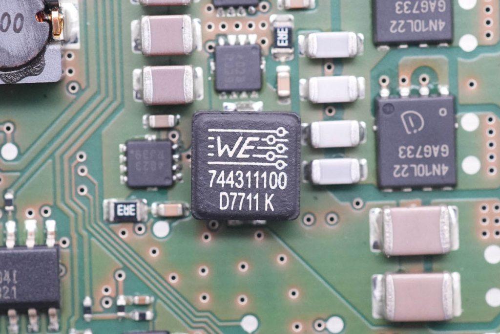 宝马5系无线充电拆解,宝马5系充电器怎么拆