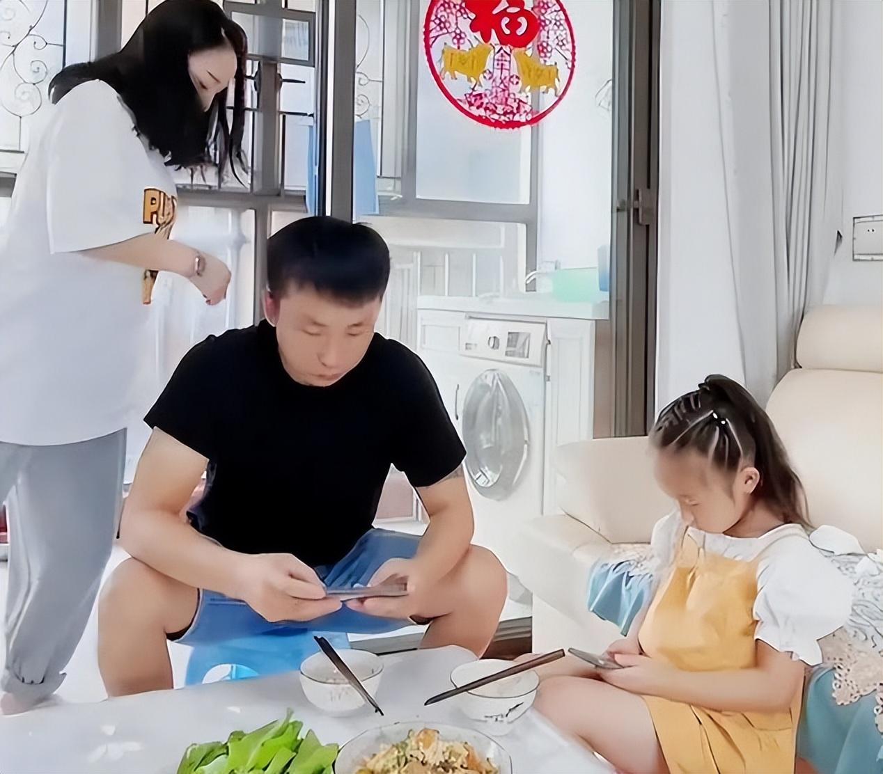 9岁小网红沦为赚钱工具,父母离婚后仍不间断更新,掉钱眼里了?