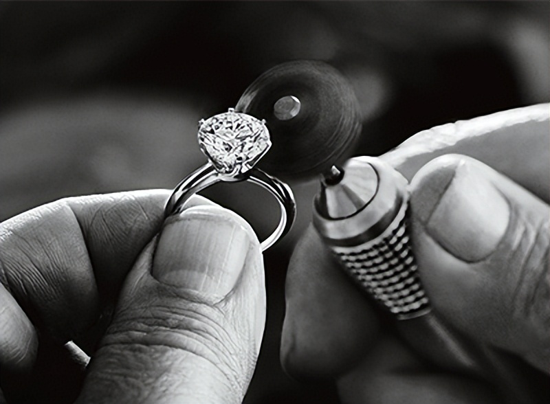 一般多少钱买钻戒最好,购买钻戒哪个牌子的钻戒最好