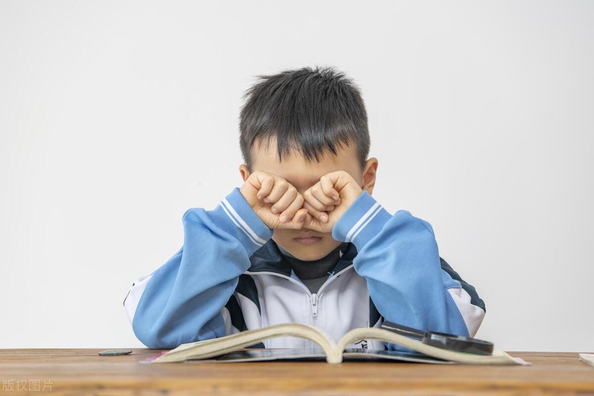 小孩眼睛痒老是揉眼睛流眼泪,孩子不停的揉眼睛眼睛痒怎么回事