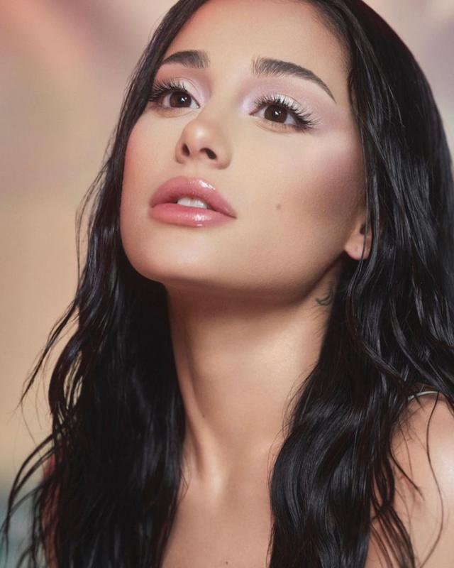 a妹穿长袖,a妹穿紫色裙子跳舞