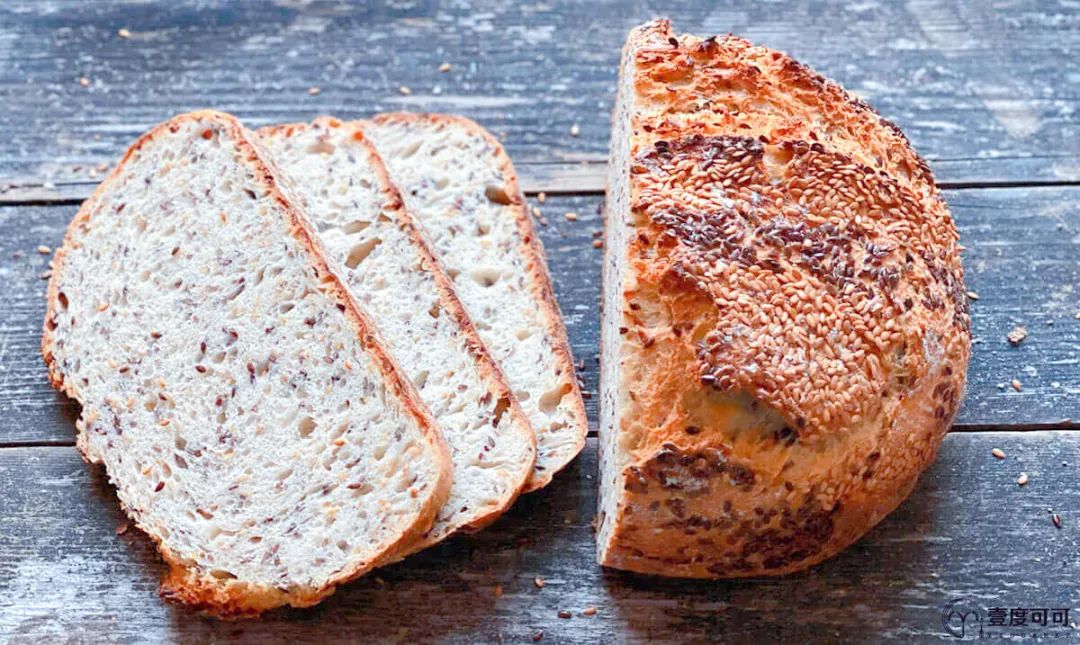 当亚麻籽遇上酪乳|一个丰盛可口的面包，含有许多健康的成分