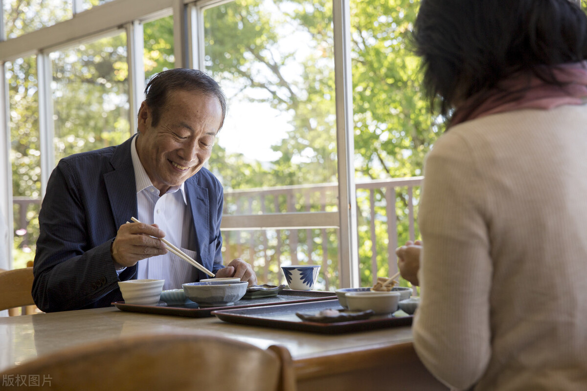 再婚老伴给了我15万彩礼，可仅过1个月，我宁愿退他17万也要逃离