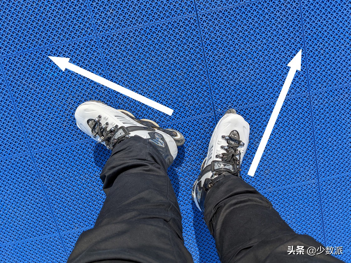 轮滑初学入门教程小孩,轮滑运动如何科学入门