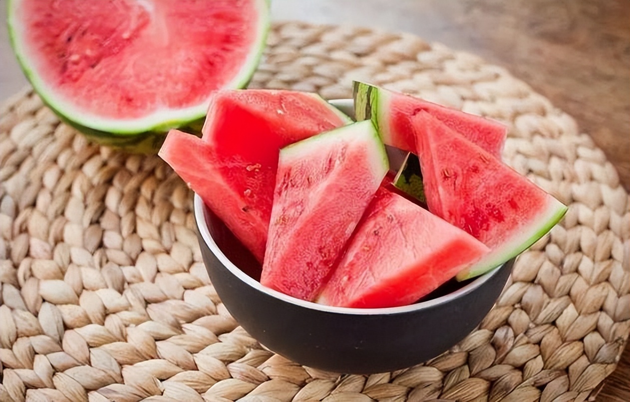 坐月子可以吃西瓜吗,孕妇可以吃西瓜吗秋天
