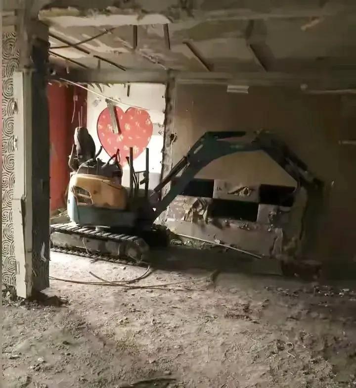 男子开挖机半夜拆房子,挖掘机拆承重墙事件