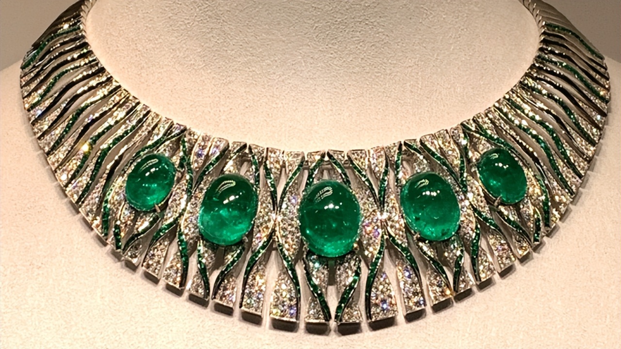 74岁马斯克妈妈来中国,穿国货超惊艳!为什么她越老越飒?