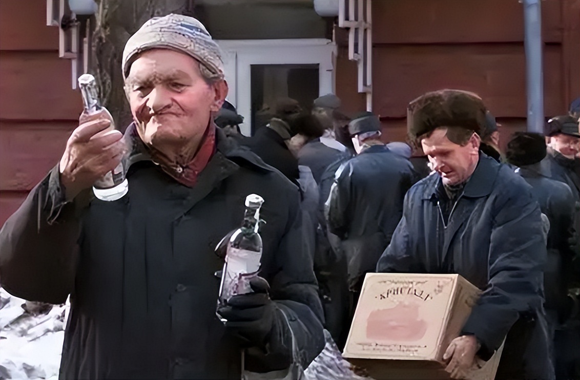 士兵“开战车”去喝酒,普京大怒下令抓捕,俄式酗酒何屡禁不止?