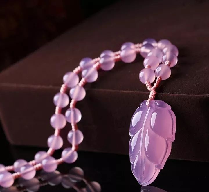 65岁大爷坚持买下这块翡翠原石,大爷买帝王翡翠