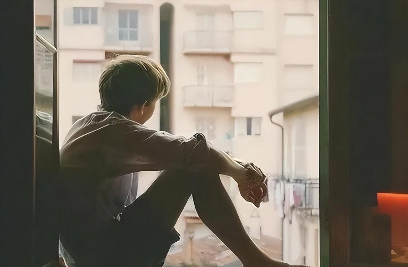 18岁男生被驾校女生教练猥亵,下半身被咬出血:那个女人就像疯狗