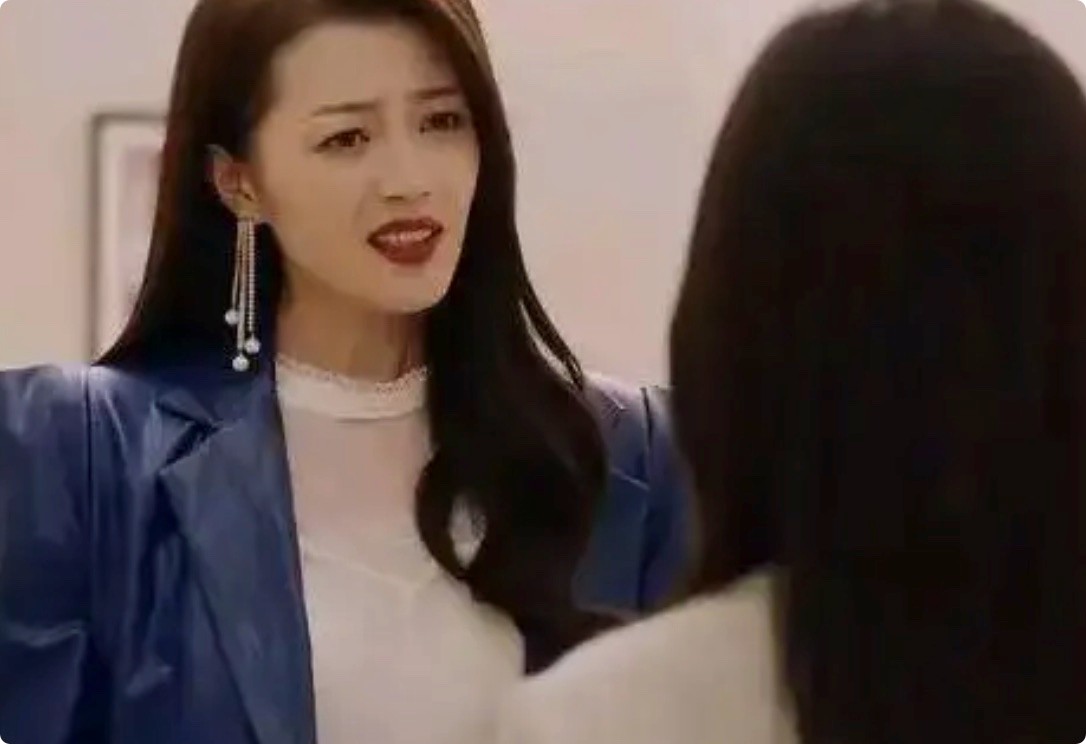 分明同一人，演完《请叫我总监》再演《冰雨火》，愣是没认出来