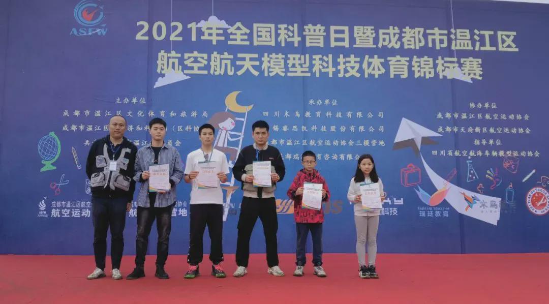 拿奖到手软的学生,拿奖状拿到手软