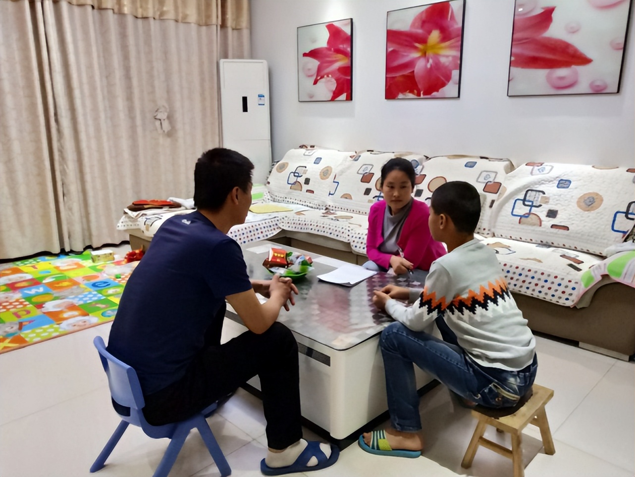 不给孩子玩手机发脾气怎样教育,孩子玩手机撒泼打滚怎么教育