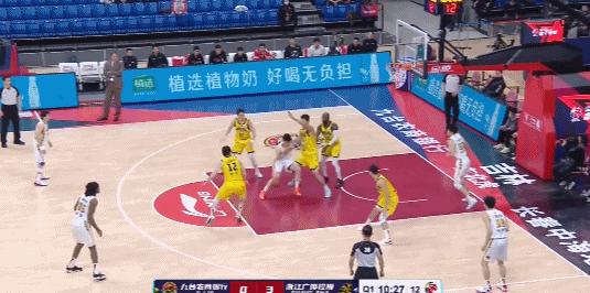 多米尼克琼斯10000分颁奖,制霸内线胡金秋半场砍下16分7篮板