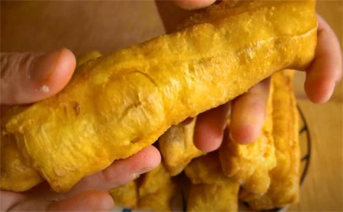 香酥大油条配方及制作,现和面现炸香酥大油条的方法