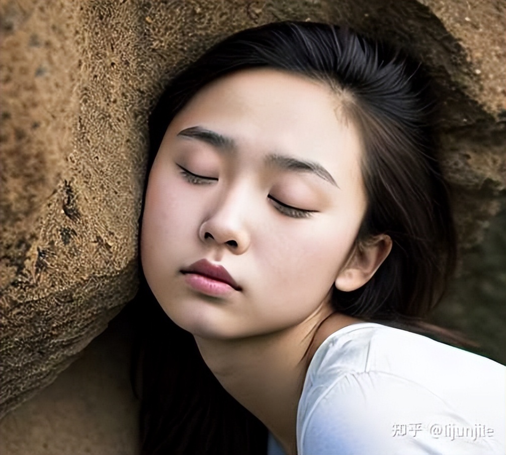 女孩子睡觉时身体为什么会抖一下？