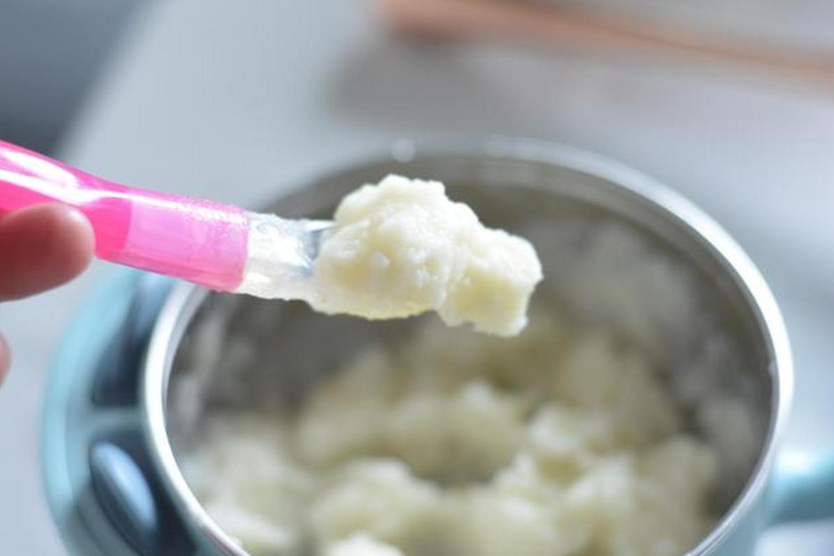 刚开始添加辅食应该什么时间段吃,刚开始加辅食吃多少合适