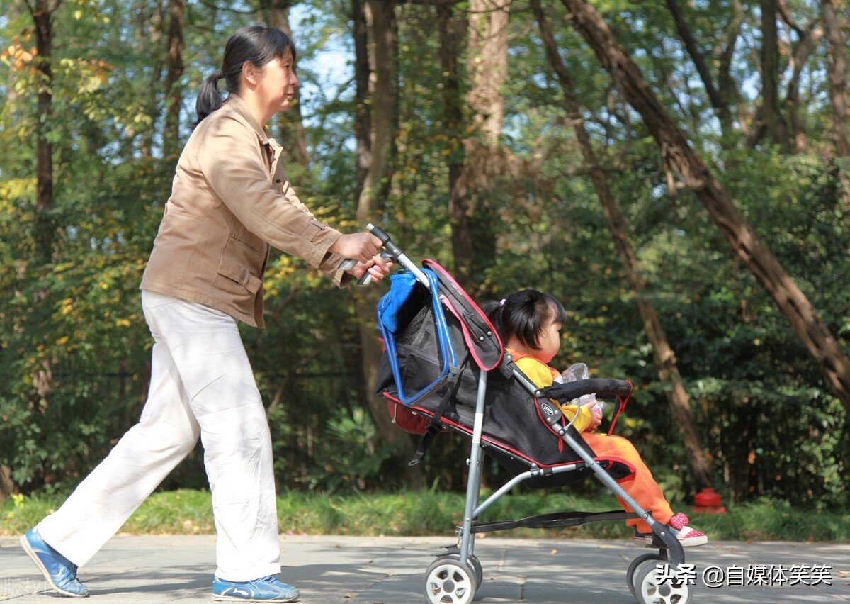 带小孩的保姆要做家务吗,带孩子睡的保姆每月工资多少