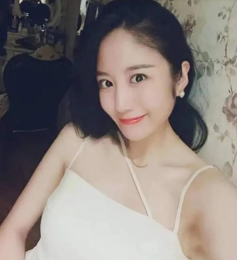 花店老板娘8分25秒不雅视频，逼小男友分手，自己却“死守”老公