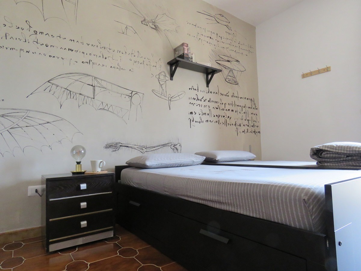 创意白墙墙绘女生卧室,卧室墙绘手绘图