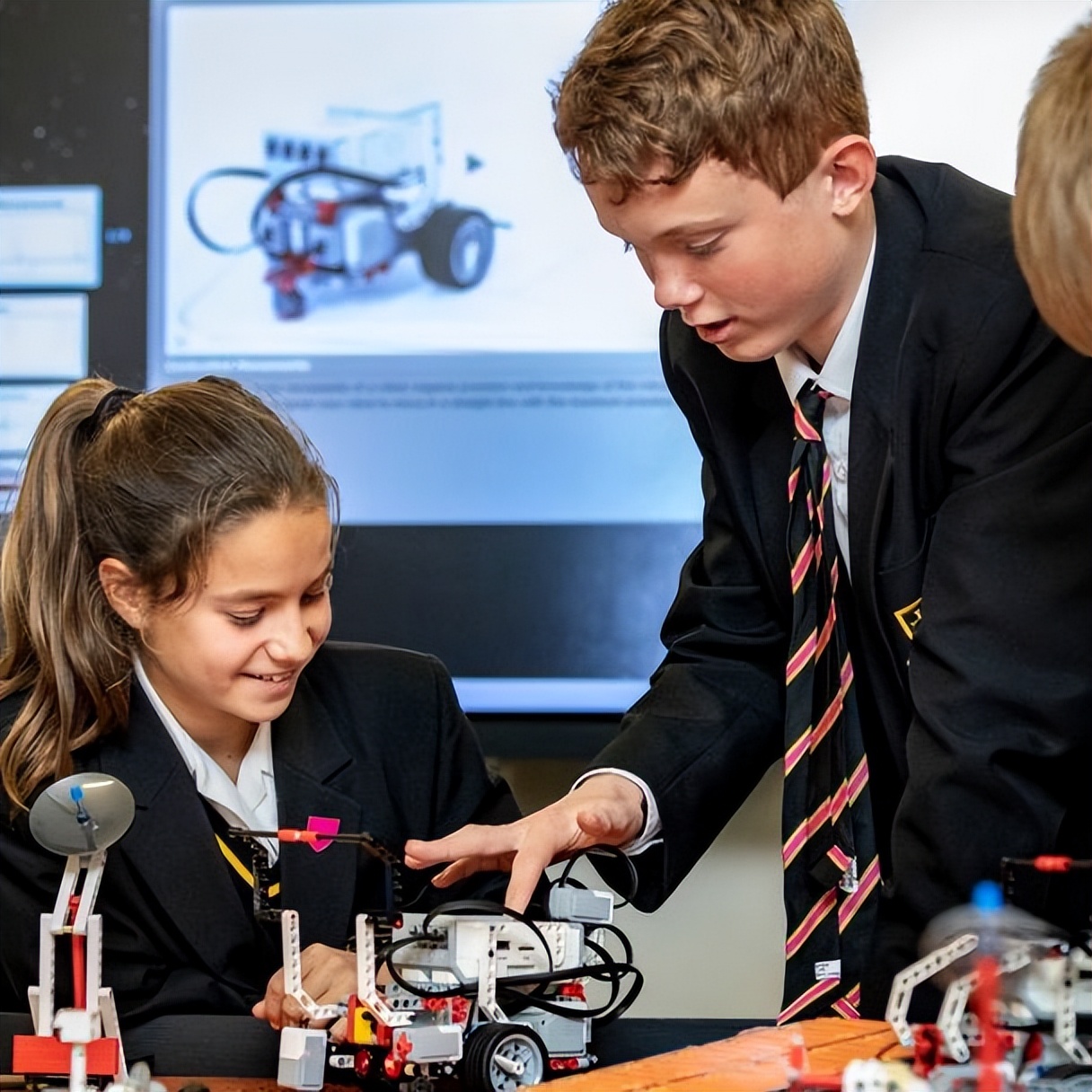 被苹果公司点赞，这所百年英伦私校是“数字化教学佼佼者”