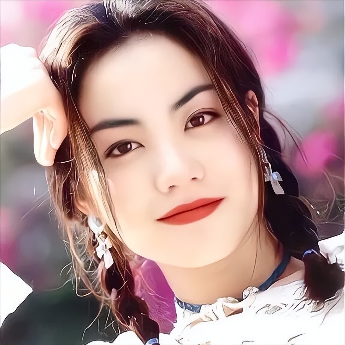 王菲谢霆锋牵手完整视频,王菲和谢霆锋牵手视频真实