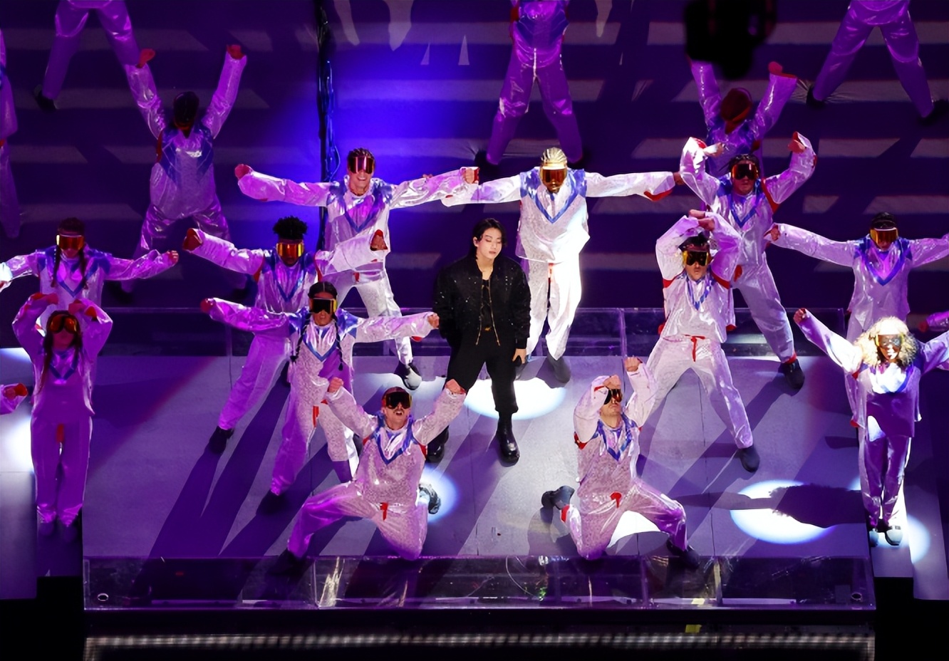 世界杯开幕式表演者戴的红色墨镜,足球世界杯开幕式田柾国