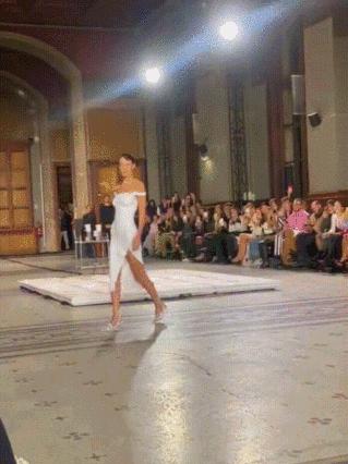 被海克斯科技惊艳到了,这条裙子是现场喷出来的?