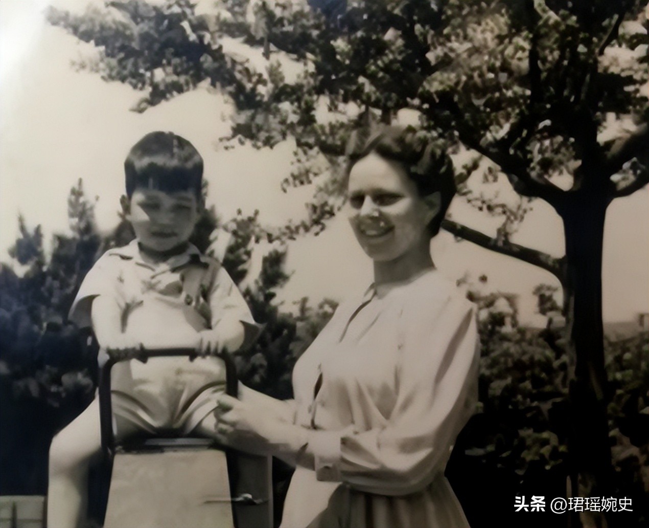 美国女子在中国当70年老师，总理特批绿卡，家里有面*旗国**不让人碰