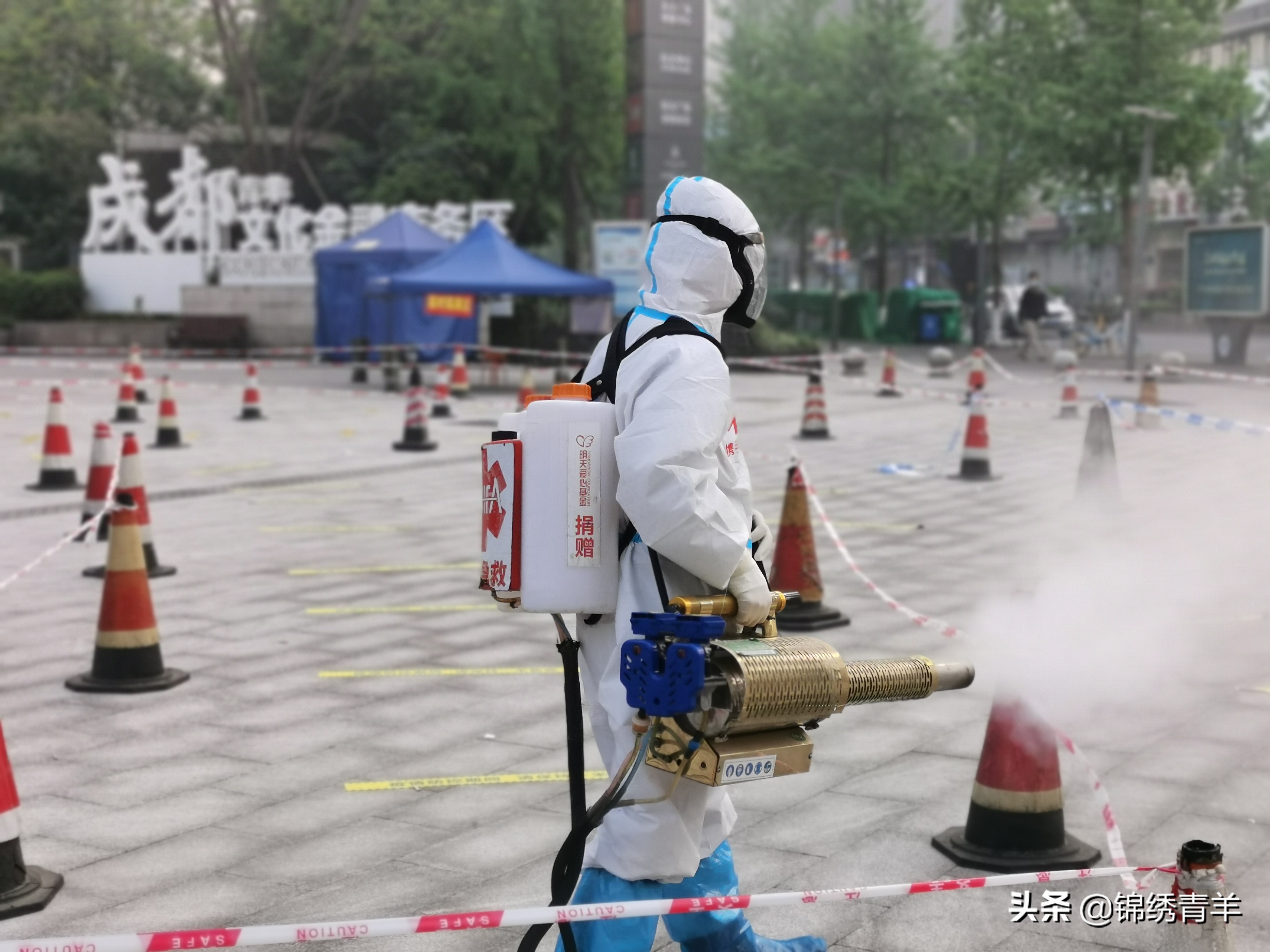 下班后“兼职”背起60斤消杀设备走街串巷