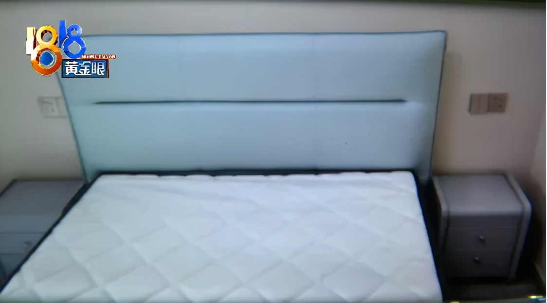 床和床头柜看起来很怪异,奶油风床头柜颜色色差