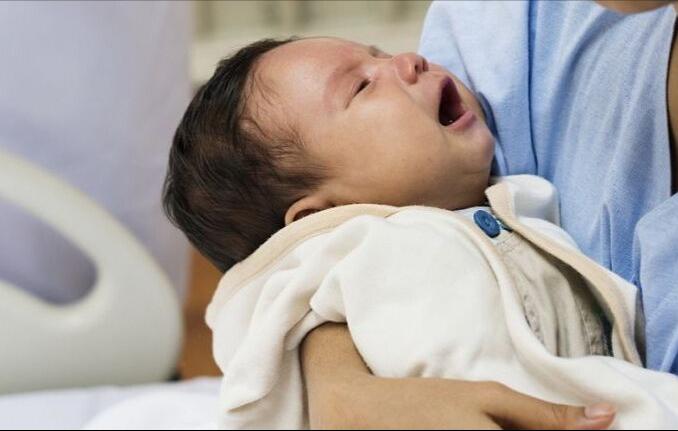 未满月的新生儿头发少还掉头发,宝宝头发稀少剃头发可以改善吗